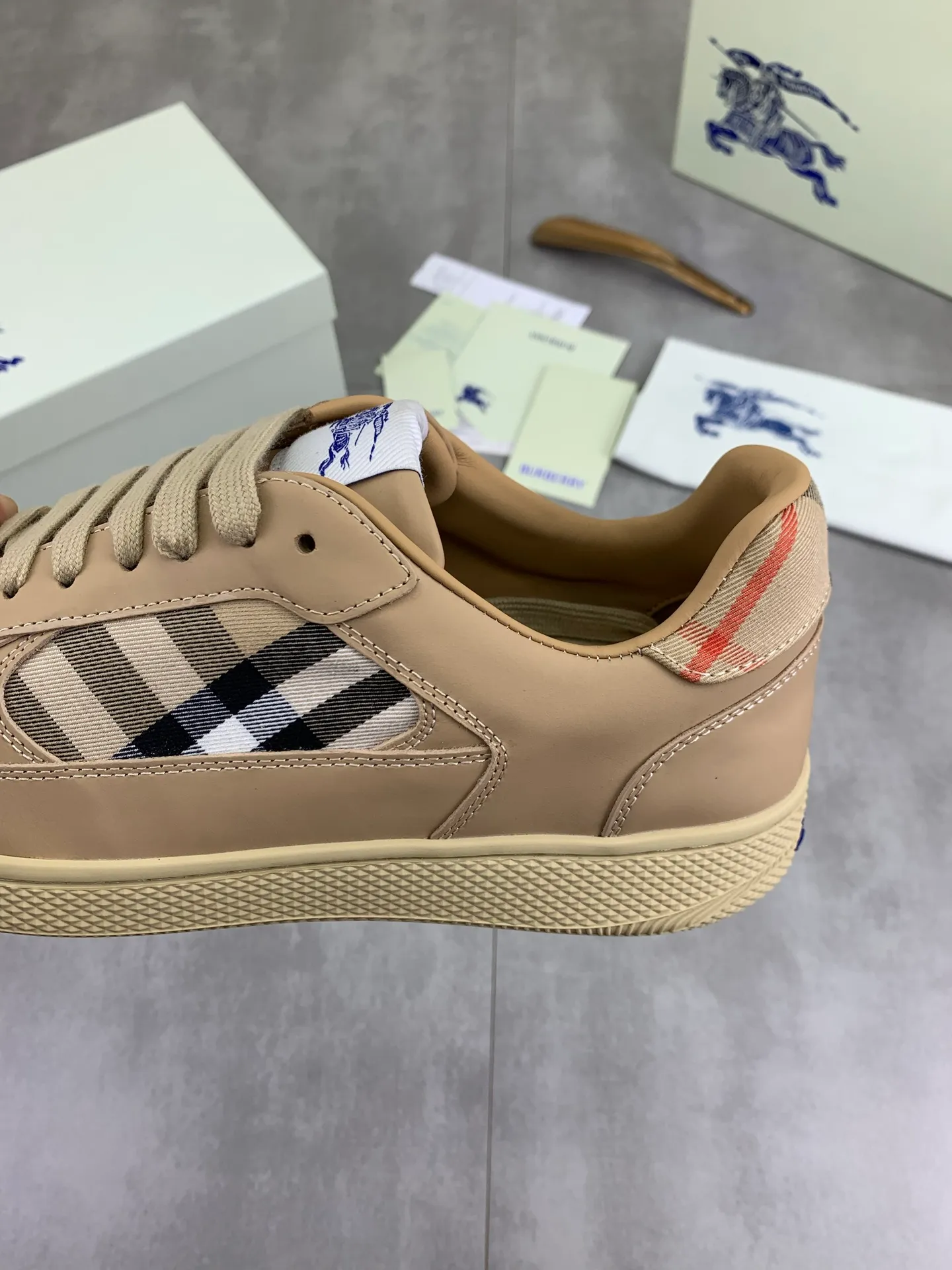 Factory price P640 [BURBERRY] Burberry - High-end quality original order - Upper: imported 🔝 original material - Inner lining: cowhide lining, feet; water-dyed cowhide - Outsole: ultra-light TPR rubber; two-color molded outsole - Super high quality control · Fine workmanship: highlighted (high-end, extravagance, grade) -Size: 39-45 (Male 38 46 can be customized) · Color: Multi-color optional